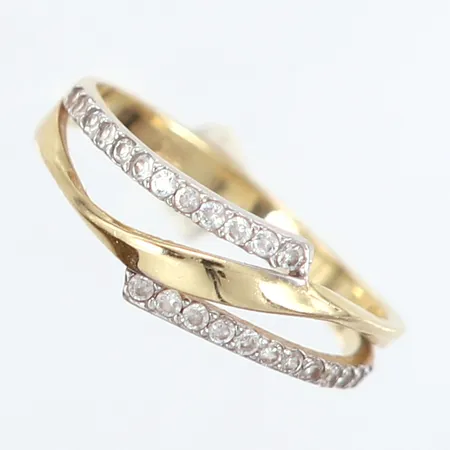 Ring med vita stenar genombruten dekor stl 17¾, bredd: 2-7mm, 14K Vikt: 1,9 g