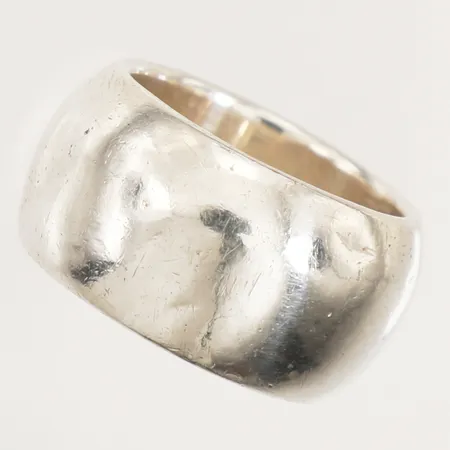 Ring slät, stl 17¾, bredd 12,5mm, 925/1000 silver  Vikt: 8,1 g