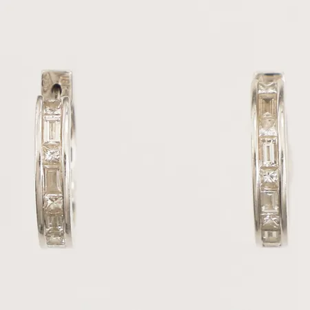 Ett par örhängen med baguetteslipade diamanter ca 18x 0,035-0,12ct, Ø ca 18mm, bredd 3,2mm, 18K Vikt: 5,8 g