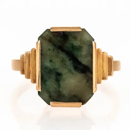 Klackring i 18K guld med grön naturlig sten 16 x 11,5 mm. Den är i storlek 20¾, är 2,5 - 17 mm bred och väger 10,0g. Stämplad Y8 (1949), GD (G A Dahlberg, Stockholm), 18K, kattfot.   