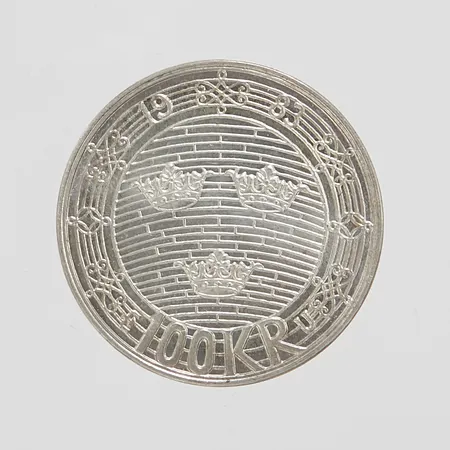 Mynt 100kr Sveriges Riksdag Helgeandsholmen, Ø 32mm, repig, 925/1000 silver Vikt: 16 g