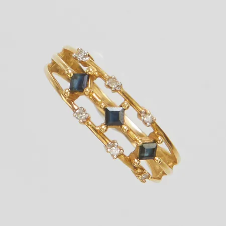 Ring med safirer samt åttkantslipade diamanter 0,05ctv enligt gravyr, stl 19¼, bredd 2-8mm, GHA, nagg på sten, 18K Vikt: 4,1 g