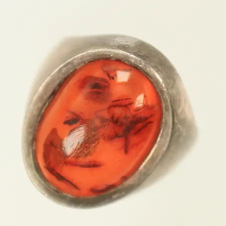Ring med bärnsten, stl 16¾, bredd 3-19mm, sliten, repig, Silver 830/1000, 6,6g Vikt: 6,6 g