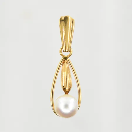 Hänge med pärla Ø7 mm, längd 27 mm, bredd 9 mm, klämskada på låsögla, 18K. Vikt: 1,5 g