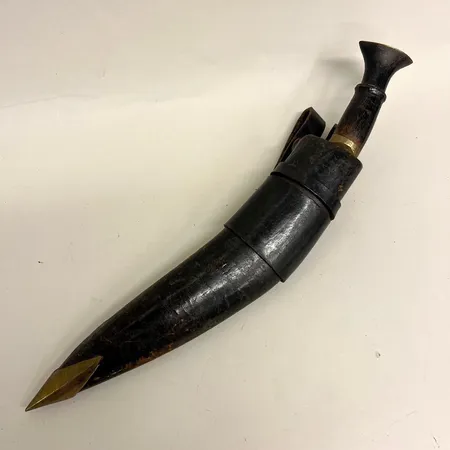 Kukrikniv, längd 41,5cm, repigt blad, oljerester, beslag i gulmetall, Asien, slitet fodral, oljerester Skickas med paket.