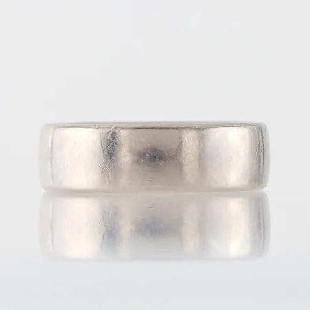 Ring vitguld 18k,storlek 19 ½ mm,bredd 6.9 mm. Vikt: 12,7 g