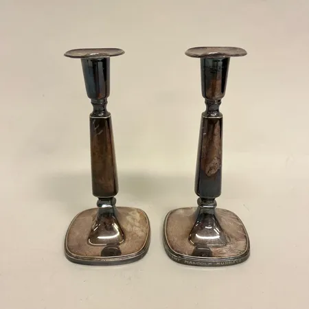 1 Par ljusstakar, höjd 18cm, fylld botten, gravyr, bruksslitage, 830/1000 silver, bruttovikt 437,8g