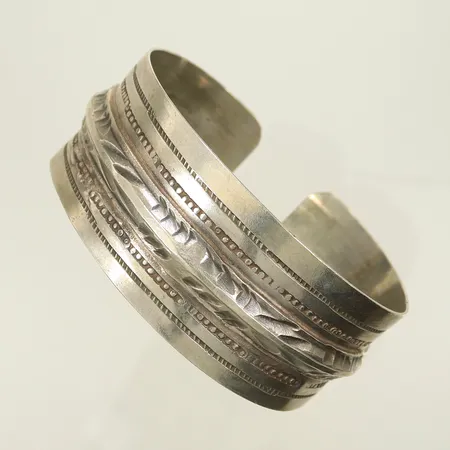 Armring med mönster, 65 x 70mm, bredd 28mm, NYSILVER, 68,6g Vikt: 68,6 g