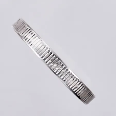 Armring Ø ca 6,4cm bredd: ca 8mm, ZE 835/1000 silver  Vikt: 11,1 g