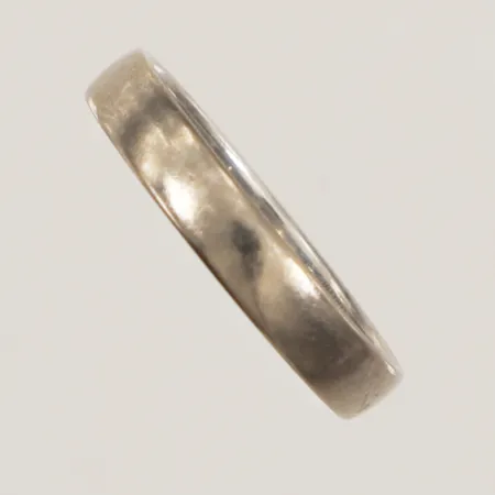 Ring vitguld, stl 15½, bredd 3mm, bör rodieras om, gravyr, 18K Vikt: 1,7 g