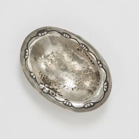 Saltkar med dekor av blomsterslinga, Georg Jensen, ca 70x50x12mm, modell 243, 1900-tals, gravyr, slitage, 925/1000 silver Vikt: 16,5 g
