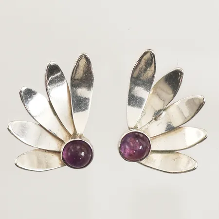 Ett par örhängen med ametister, längd 22,5mm, bredd 17mm, 925/1000 silver  Vikt: 6,6 g