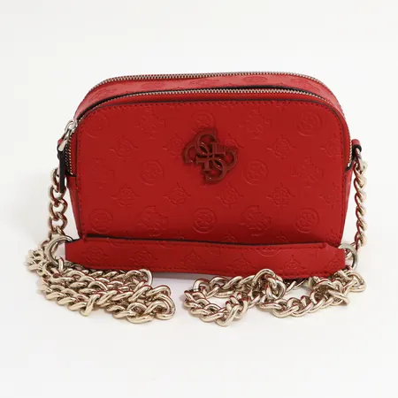 Väska Guess röd skinnimitation axelrem i gulmetall, 20x13x16,5cm, fint skick Vikt: 0 g Skickas med paket.