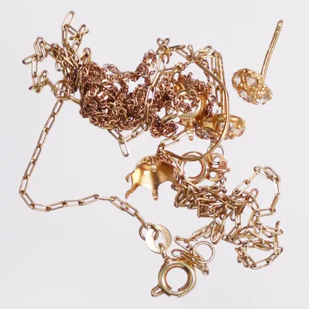 Diverse guld, defekter, stenar, trassligt/knutar, skeva, 18K Vikt: 5,6 g