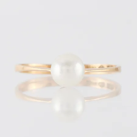 Ring 18k med pärla,storlek 18 ½ mm,bredd 2-6.2 mm. Vikt: 1,6 g
