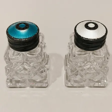Salt och pepparkar i dekorslipat glas, lock i vitt samt blå emalj, ca 4,5cm, bredd ca 3cm, Norge,  Sterling silver  Vikt: 0 g
