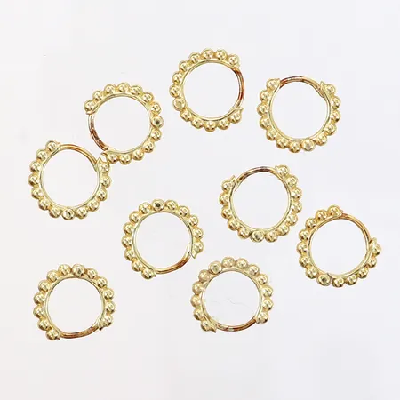 Fyra par örhängen samt ett udda örhänge Ø13mm, förgyllt silver 925/1000 Vikt: 8,6 g