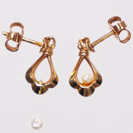 Ett par örhängen med plastpärla, längd 15mm, bredd 7,6mm, missfärgad, defekt, 18K Vikt: 1,1 g