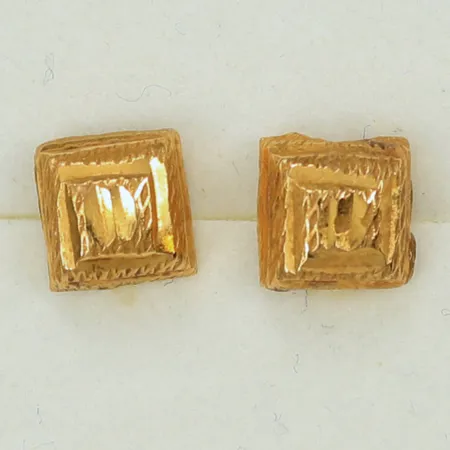 Ett par örhängen 6x6mm, skeva steift & ett lås saknas, 21K Vikt: 0,9 g