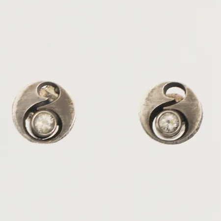 Ett par örhängen med bergkristall, Finnfeelings, Karl Laine för Sten & Laine, Ø9mm, något böjda stift, 925/1000 silver Vikt: 1,7 g