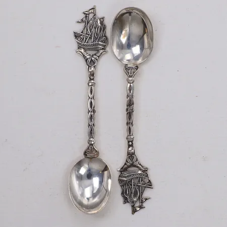 2 Skedar med dekor av skepp, längd 11cm, silver 830/1000 Vikt: 23 g
