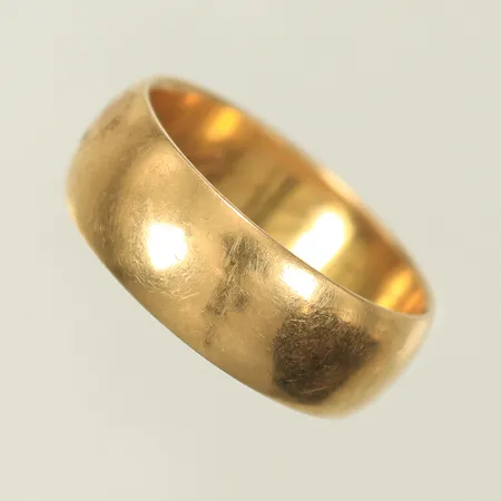 Slät ring stl 17½, bredd 7mm, gravyr, sliten, 18K, 6,2g Vikt: 6,2 g