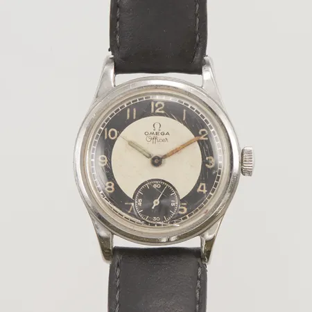 Herrur Omega Officer, "Tuxedo Dial", 30mm, stål, manuell, serienr:10438403, verknr:9749685, går ej, läderband ej original, sprickor i plexiglas, utbytt krona.