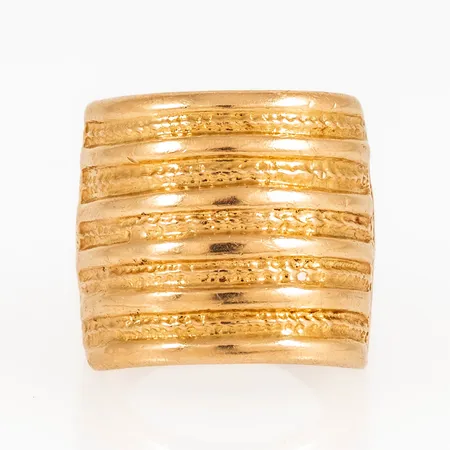 Ring i 18K guld: kopia av Vikingasmycke funnet i Hälsingland, tillverkad av Bengt Hallberg, Köping. Den är i storlek 18¾, är 6,5 - 20,5 mm bred och väger 20,2g.