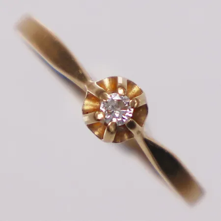 Ring med diamant 1xca0,04ct, stl 17½, bredd 1,6-4,7mm, 14K Vikt: 1,7 g