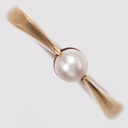 Ring med odlad pärla, stl 19¾, bredd 1,9-4,8mm, 14K Vikt: 2,2 g