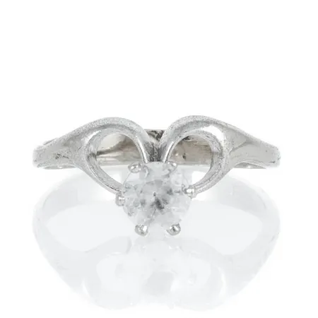 Ring i 18K vitguld med vit sten Ø 5 mm. Den är i storlek 16¾, är 2,7 - 9 mm bred och väger 2,9g. 