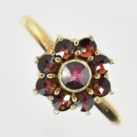 Ring med granater, stl 18, bredd 2-11 mm, förgylld, 835/1000 silver. Vikt: 1,8 g