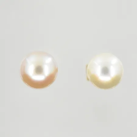Ett par örhängen med odlade pärlor Ø7 mm, 18K. Vikt: 2 g