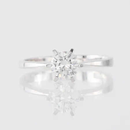Ring 18k vitguld med solitär diamant 0.60 ct enligt gravyr TW VVS, stl ca 16½mm, liten skada på kuletten. Vikt: 2,6 g