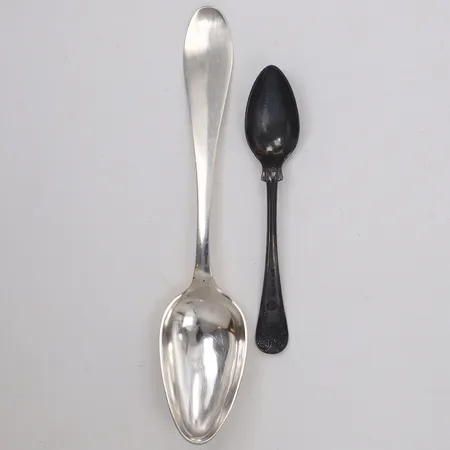 2 Skedar, längd 15-22,5cm, udda modeller, en med gravyr, silver 830/1000 Vikt: 74,3 g