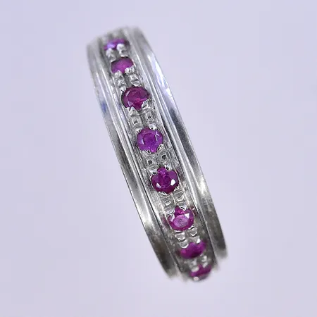 Ring med cerise stenar, stl 17, bredd 3-5 mm, vitguld, 14K. Vikt: 3,5 g