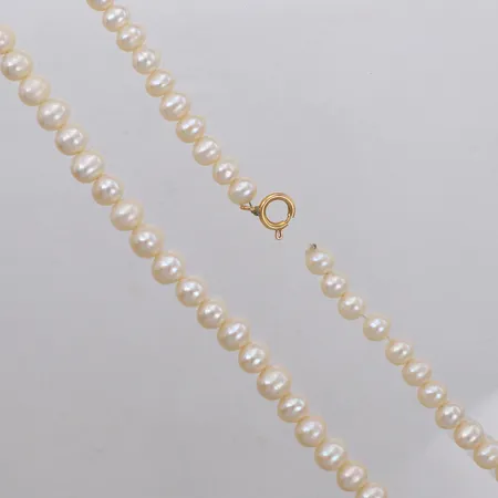 Pärlcollier med odlade pärlor ca Ø6-8mm off round, längd 42,5cm, del av lås saknas, slitage, lås i 18K  Vikt: 27,8 g