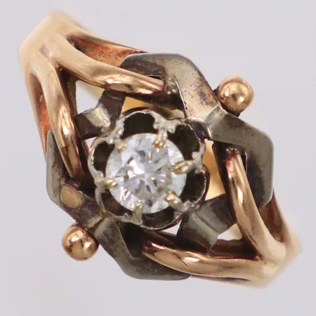 Ring med diamant 1xca0,32ct, stl 18, bredd 2,6-13,6mm, detalj i vitguld, 18K  Vikt: 3,3 g