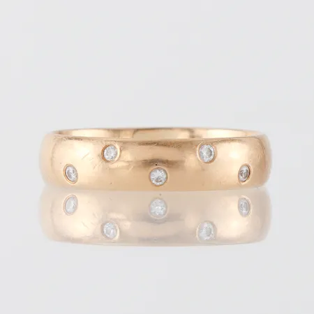 Ring 18k med 5 st små diamanter,Schalins,storlek 18 ½ mm,bredd 4.9 mm. Vikt: 5,6 g