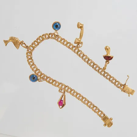 Armband Bismarck med sex berlocker, längd ca 19cm, bredd 5-28mm, skadad berlocker, 18K, bruttovikt: 14g.