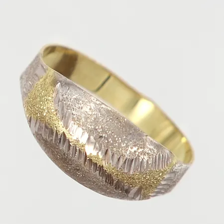 Ring med vitguldsdetaljer stl 18¾, bredd: 4-8mm, 14K Vikt: 1,5 g
