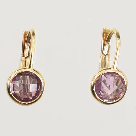 Ett par örhängen med fasettslipade lila stenar, 14mm, ca 7mm, 18K Vikt: 1,6 g