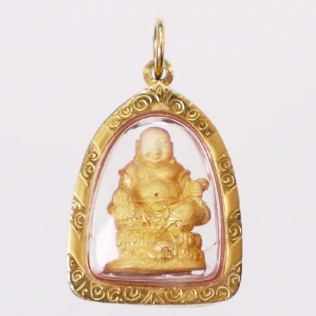 Hänge Buddha, längd 27mm inkl ögla, bredd 17,3mm, plexiglas, foliering i 18K, defekt, bucklig ram, Bruttovikt 5,8g Vikt: 5,8 g