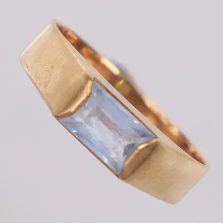Ring med ljusblå sten, stl 14¾, bredd 3,1-4,2mm, 18K Vikt: 2 g