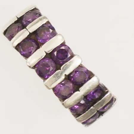 Ring med lila stenar, stl 16¼, bredd 3,9-7,2mm, 925/1000 silver  Vikt: 6,3 g