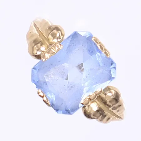 Ring med blå sten stl 16¼ bredd 1-10mm, 18K Bruttovikt: 2,5g Vikt: 2,5 g