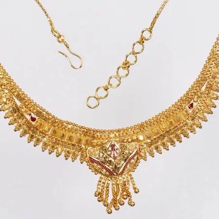 Collier, längd ca 40cm, bredd 1,4-25mm, målade detaljer, s-lås, ojämnheter, defekt, 22K Vikt: 16 g