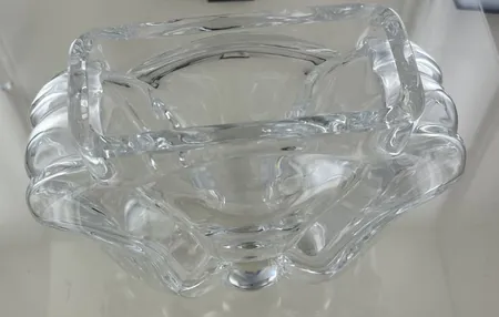 Vas, bredd 18 cm, höjd 14 cm Skickas med postpaket.