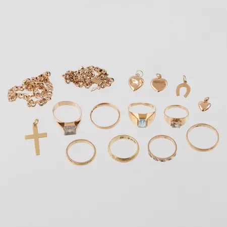 Diverse guld med defekter och gravyrer,några stenar,18k. Vikt: 34,9 g