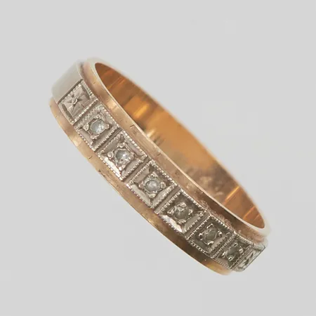 Ring 6x diamanter 0,06ctv enligt gravyr, Ø16, bredd:4mm, 18K 2,7g.